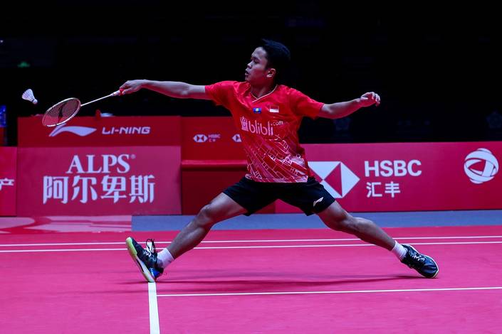 Anthony Sinisuka Ginting (Indonesia) menyambut pengembalian. Anthony Sinisuka Ginting (Indonesia) menyambut pengembalian.