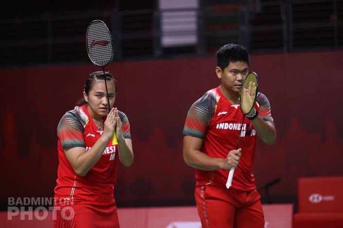 Ganda campuran Indonesia, Praveen Jordan/Melati Daeva OKtavianti memberikan salam penghormatan usai bertanding. (Copyright: Badmintonphoto | Courtesy of BWF) Ganda campuran Indonesia, Praveen Jordan/Melati Daeva OKtavianti memberikan salam penghormatan usai bertanding. (Copyright: Badmintonphoto | Courtesy of BWF)