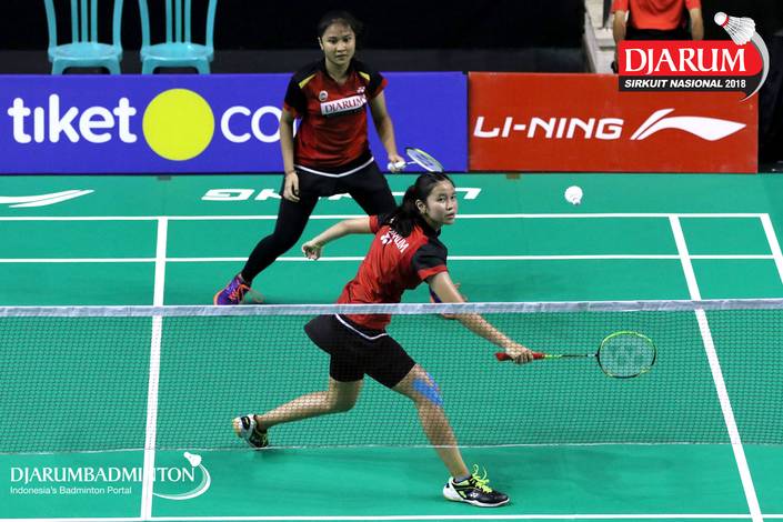 Salli Lin/Sang Ayu Putu Kharisma Maharani (PB Djarum Kudus) mengembalikan shuttlecock.