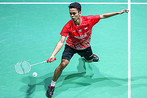Anthony Sinisuka Ginting (Indonesia) menyambut pengembalian.