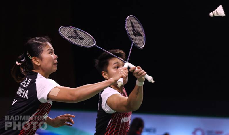 Ganda putri Indonesia, Greysia Polii/Apriyani Rahayu bersiap menyambut pengembalian. (Copyright: Badmintonphoto | Courtesy of BWF) Ganda putri Indonesia, Greysia Polii/Apriyani Rahayu bersiap menyambut pengembalian. (Copyright: Badmintonphoto | Courtesy of BWF)