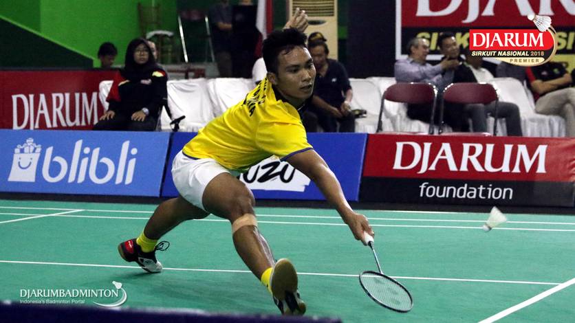 Karono (Jaya Raya Jakarta) berusaha menggapai pengembalian. Karono (Jaya Raya Jakarta) berusaha menggapai pengembalian.