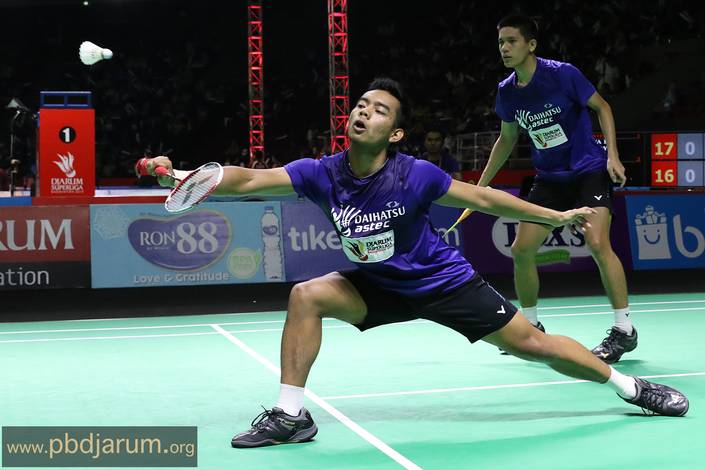 Yeremia Erich Yoche Yacob/Pramudya Kusumawardana Riyanto (Indonesia) mengembalikan shuttlecock. Yeremia Erich Yoche Yacob/Pramudya Kusumawardana Riyanto (Indonesia) mengembalikan shuttlecock.