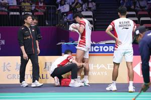 Daniel Marthin mendapatkan perawatan medis dalam laga penyisihan grup Piala Sudirman 2025 (Humas PP PBSI)