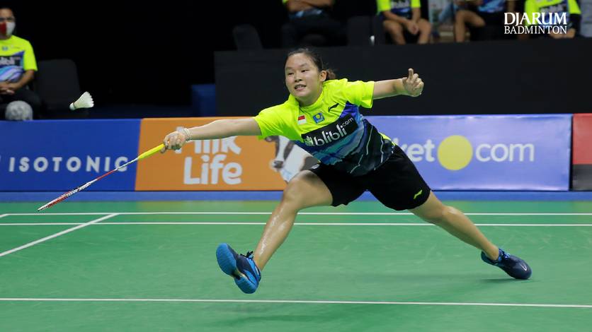 Tunggal putri Indonesia, Ruselli Hartawan berusaha menggapai pengembalian. Tunggal putri Indonesia, Ruselli Hartawan berusaha menggapai pengembalian.