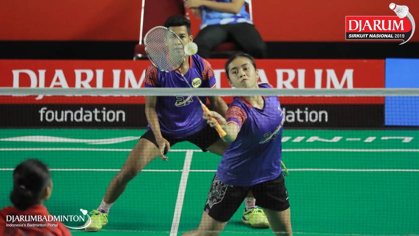 Ilham Fernanda Husada/Aisyah Hanadiya Taisir (PB Berkat Abadi) bersiap menyambar pengembalian. Ilham Fernanda Husada/Aisyah Hanadiya Taisir (PB Berkat Abadi) bersiap menyambar pengembalian.