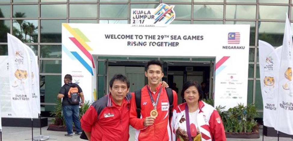 Jonatan Christie Berfoto Bersama Sang Ayah dan Ibunda Usai Memenangkan Medali Emas SEA Games 2017. (Foto: PBSI)