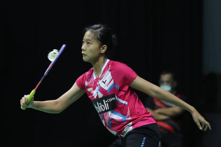 Putri Kusuma Wardani menghadang serangan. Putri Kusuma Wardani menghadang serangan.