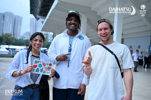 Sejumlah penonton berpose untuk foto seusai mengunjungi booth Campus League Sejumlah penonton berpose untuk foto seusai mengunjungi booth Campus League