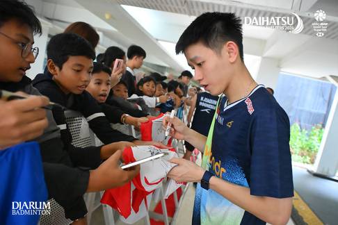 Nikolaus Joaquin (Indonesia) bersama Fan Nikolaus Joaquin (Indonesia) bersama Fan
