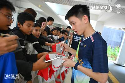 Nikolaus Joaquin (Indonesia) bersama Fan Nikolaus Joaquin (Indonesia) bersama Fan